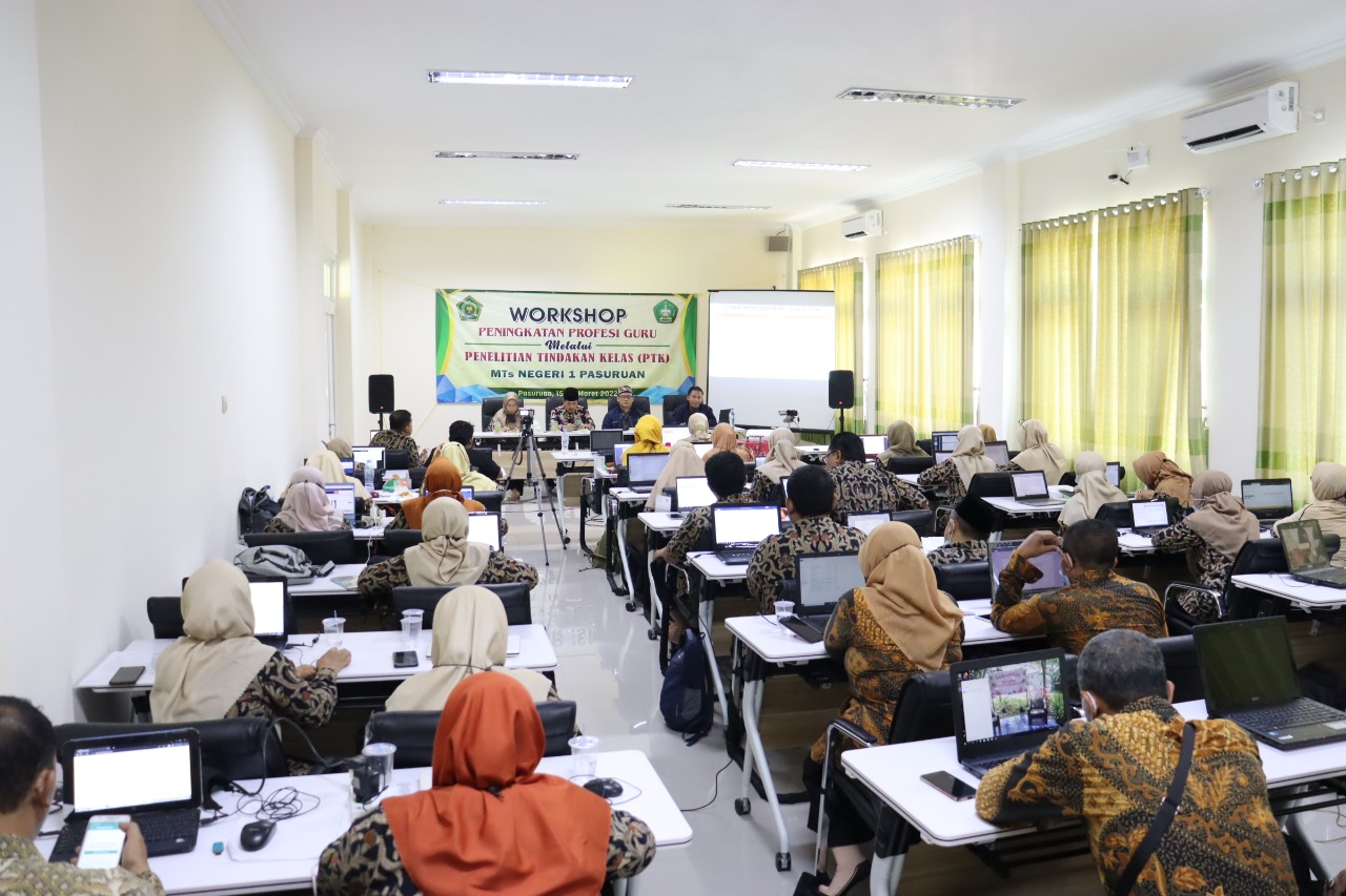 Peningkatan Profesi Guru,  Puluhan Pendidik MTsN 1 Pasuruan Ikuti Workshop KTI