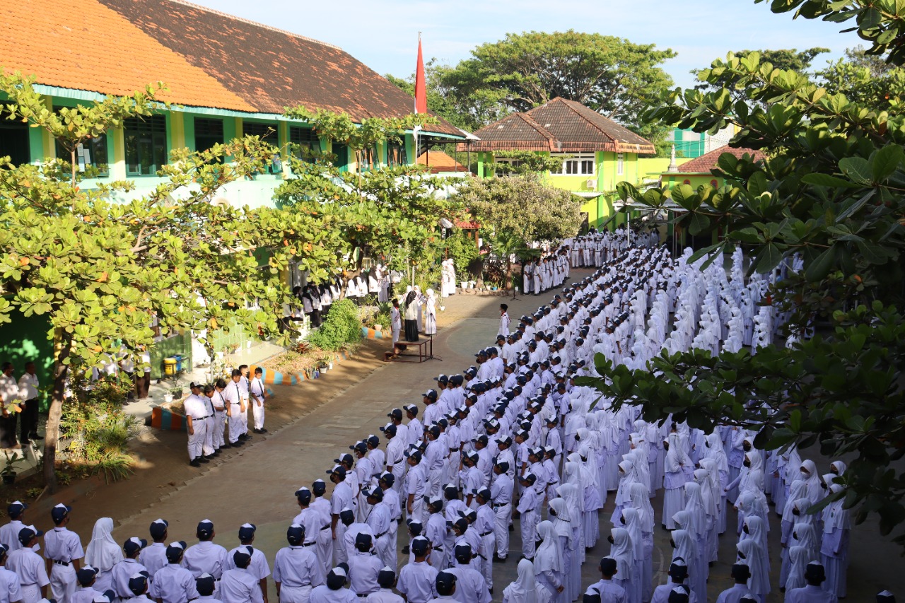 Upacara Bendera MTsN 1 Pasuruan, Senin,1 Agustus 2022 dengan Pembina Ibu Kepala Madrasah Dra. Herlina Sulistiani, M.Pd