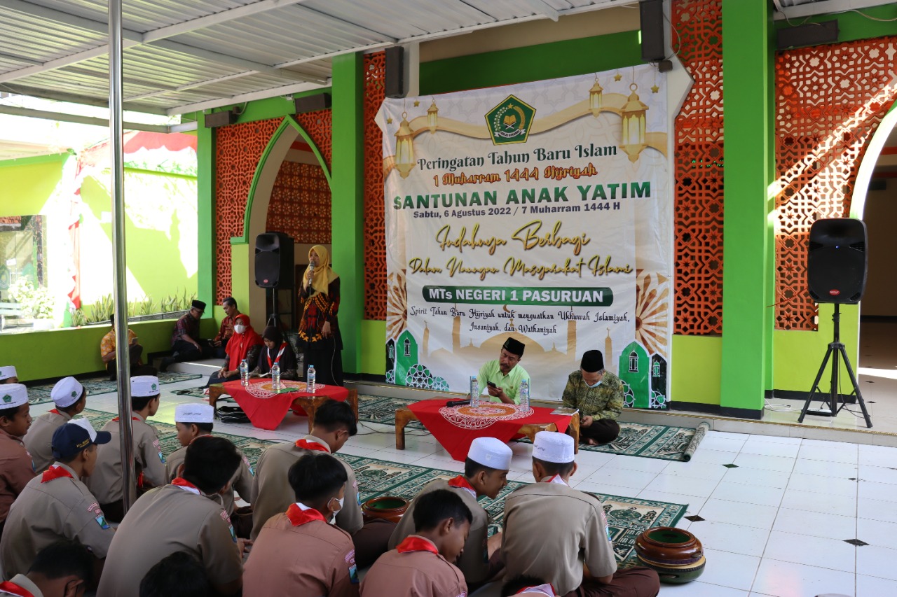Peringatan 10 Muharram, MTsN 1 Pasuruan Berikan Santunan  Kepada Anak-Anak Yatim