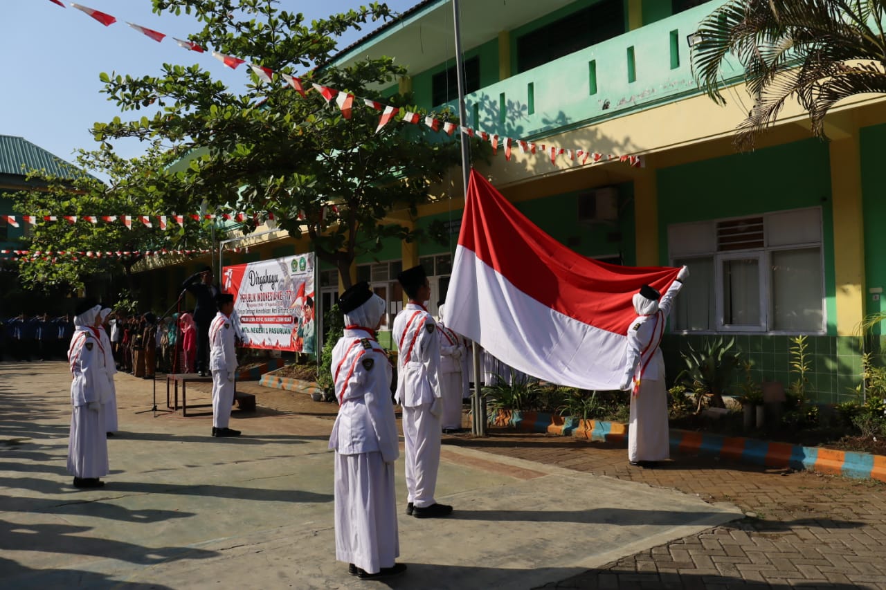 Upacara  Detik-Detik Proklamasi Kemerdekaan RI ke -77 MTsN 1 Pasuruan Berlangsung Khidmat