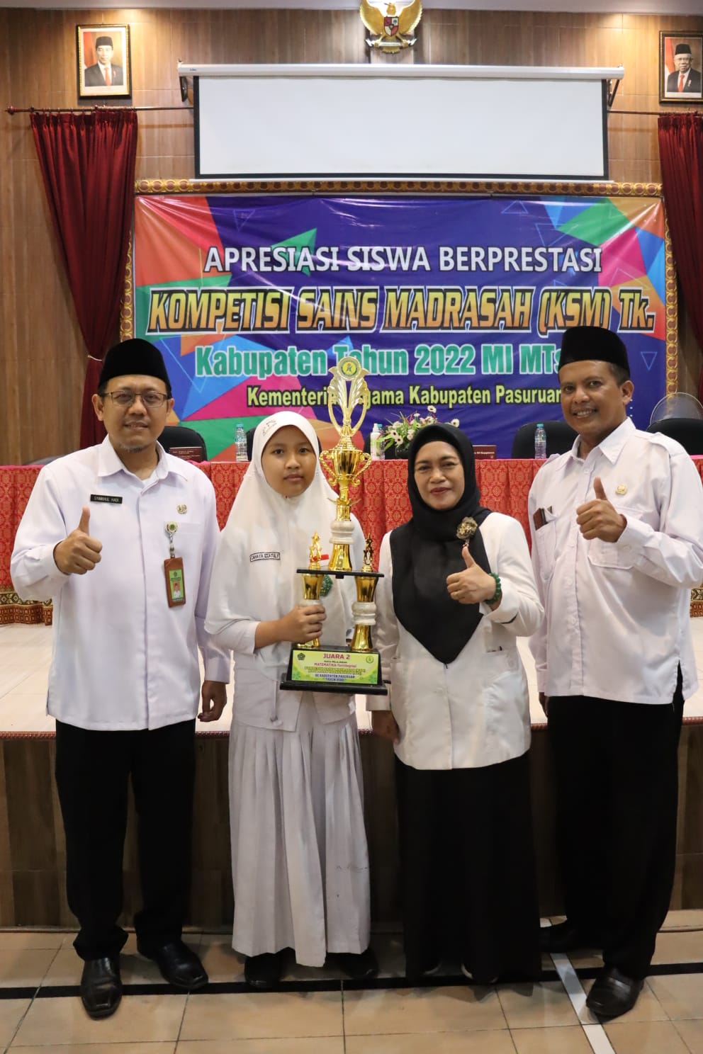 Sabet Juara 2 KSM Kabupaten, Siswi MTsN 1 Pasuruan Terima Penghargaan dari Kepala Kemenag