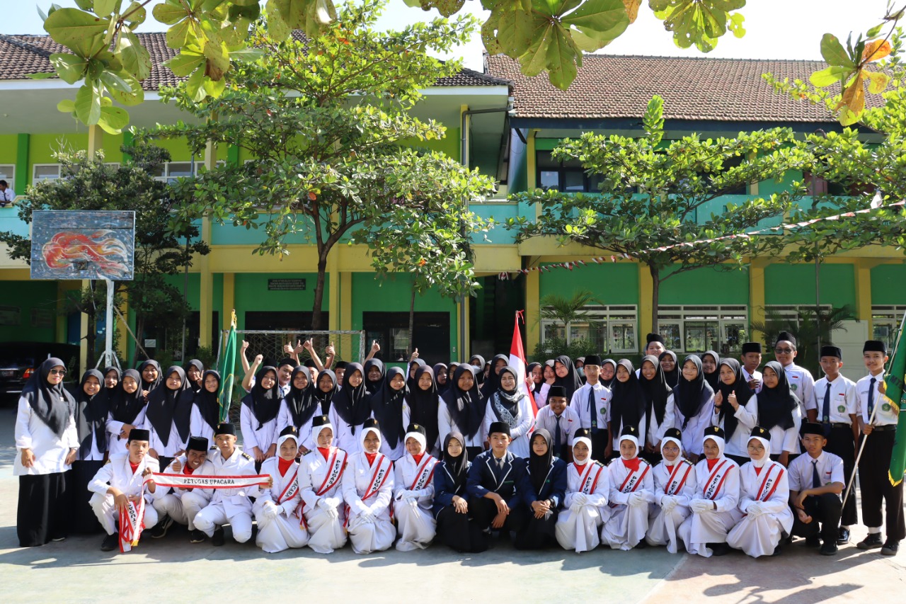 Upacara Senin pagi,  Kepala Madrasah Lantik Pengurus OSIM Masa Bakti 2022-2023