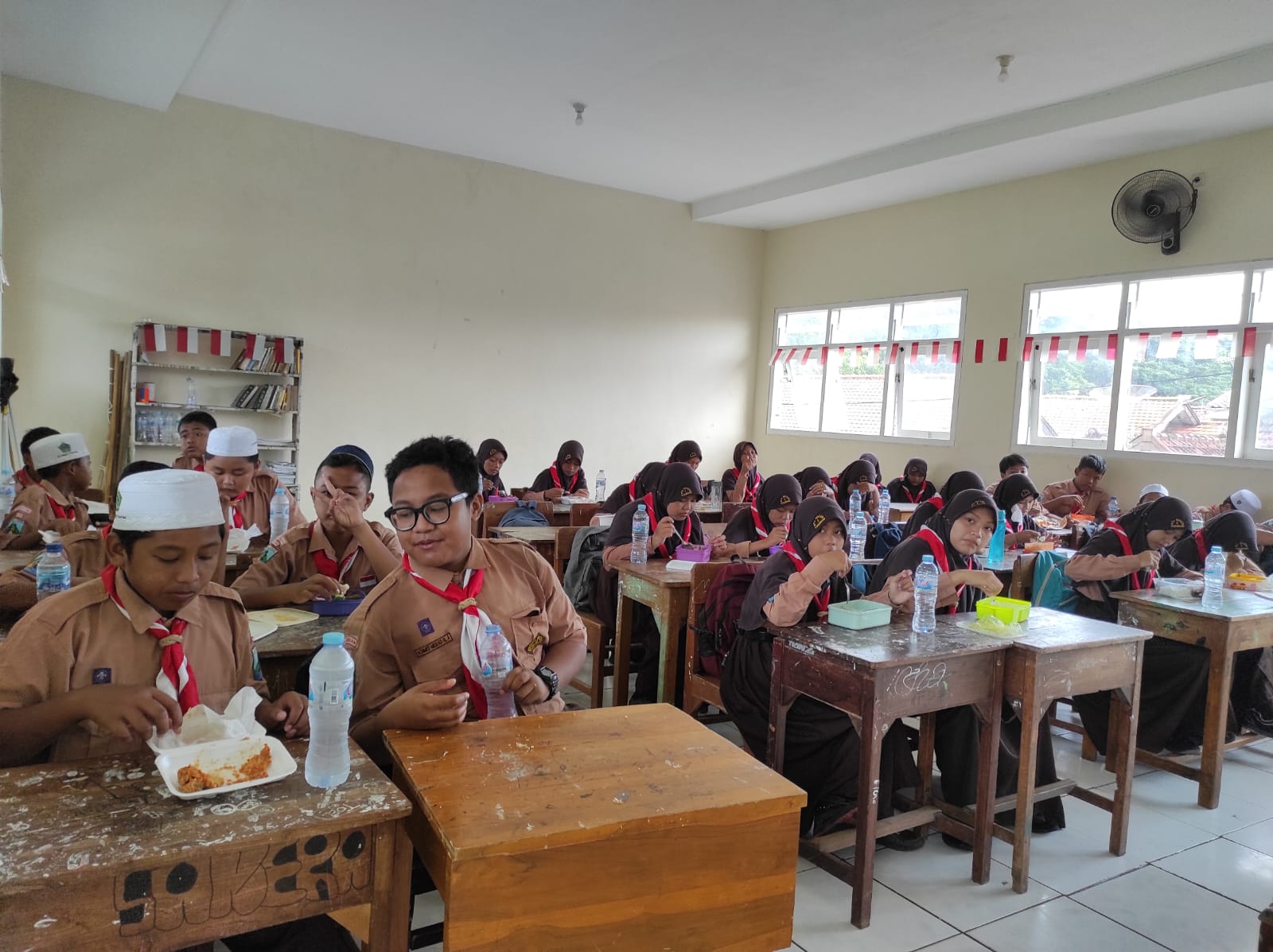 Giat Jumat Sehat, Siswa-siswi MTsN 1 Pasuruan  makan bareng lanjut konsumsi vitamin