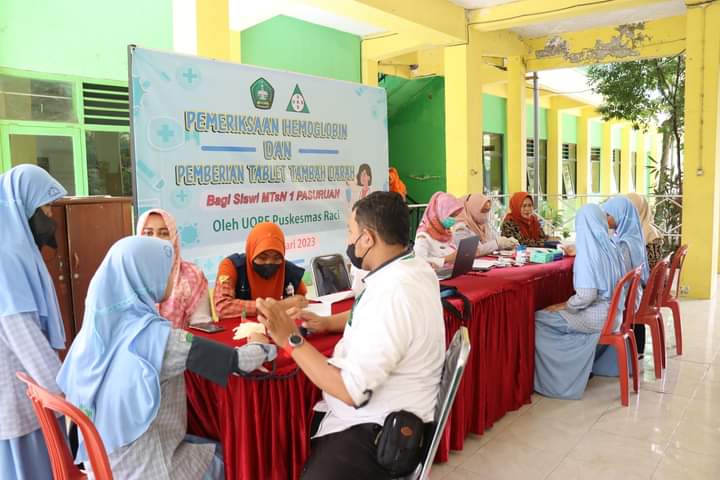 Siswi MTsN 1 Pasuruan Ikuti Screening Kesehatan Oleh Puskesmas Raci