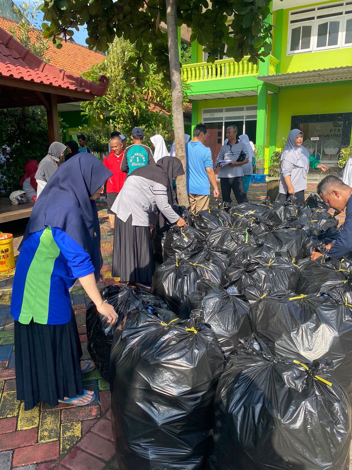 Memperingati Hari Peduli Sampah Nasional, Civitas akademik MTsN 1 Pasuruan  lakukan Aksi peduli Lingkungan dan Kerja Bakti