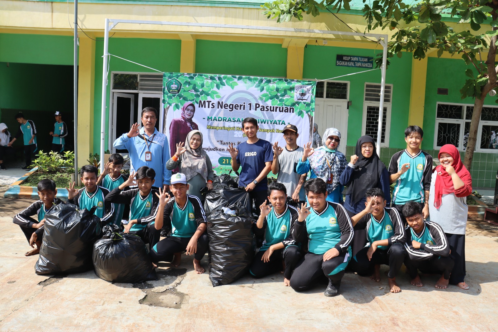 Memperingati Hari Peduli Sampah Nasional, Civitas akademik MTsN 1 Pasuruan  lakukan Aksi peduli Lingkungan dan Kerja Bakti