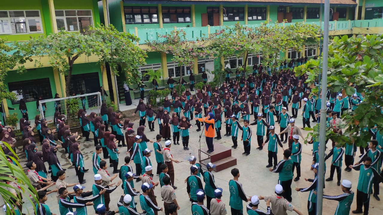 Jumat  Sehat, MTsN 1 Pasuruan Kompak Ikuti Senam Sehat  Ceria