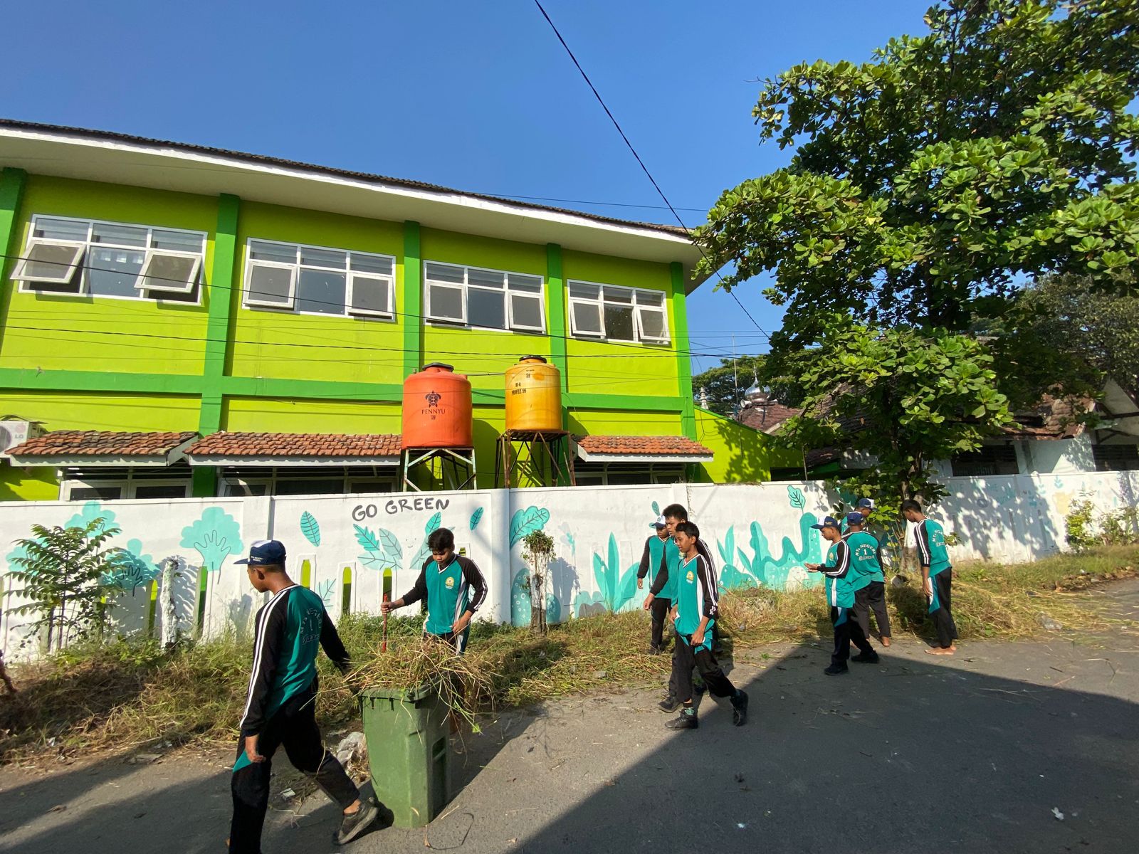 Isi Jumat SeHati, MTsN 1 Pasuruan dengan Senam dan Kerja Bakti