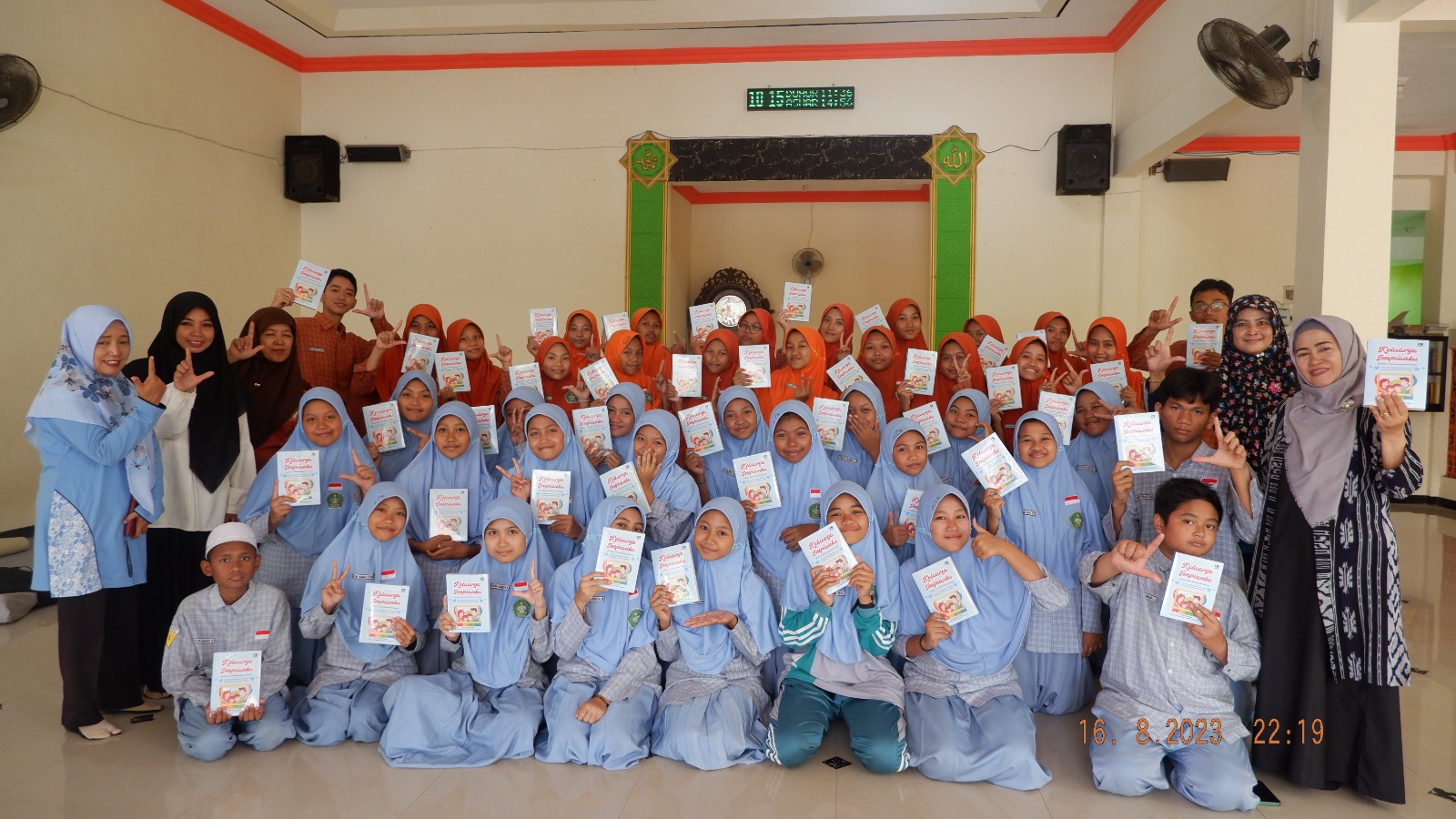 Tim Literasi MTsN 1 Pasuruan Launching Buku Antologi  Cerpen Keluarga Impianku
