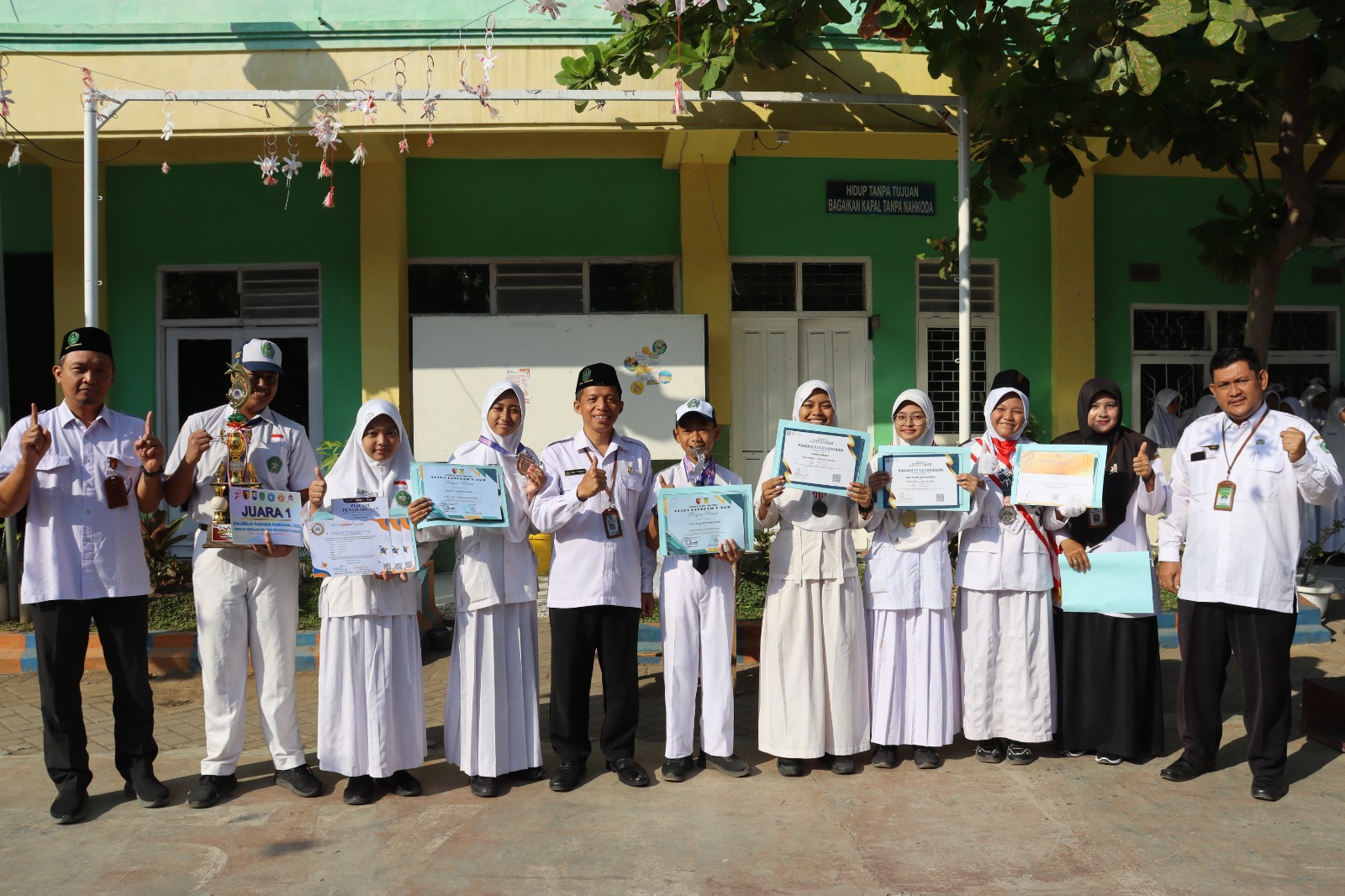 Upacara Senin pagi, Plt Kamad serahkan Sejumlah Penghargaan Siswa Prestasi Tk.  Provinsi dan Nasional