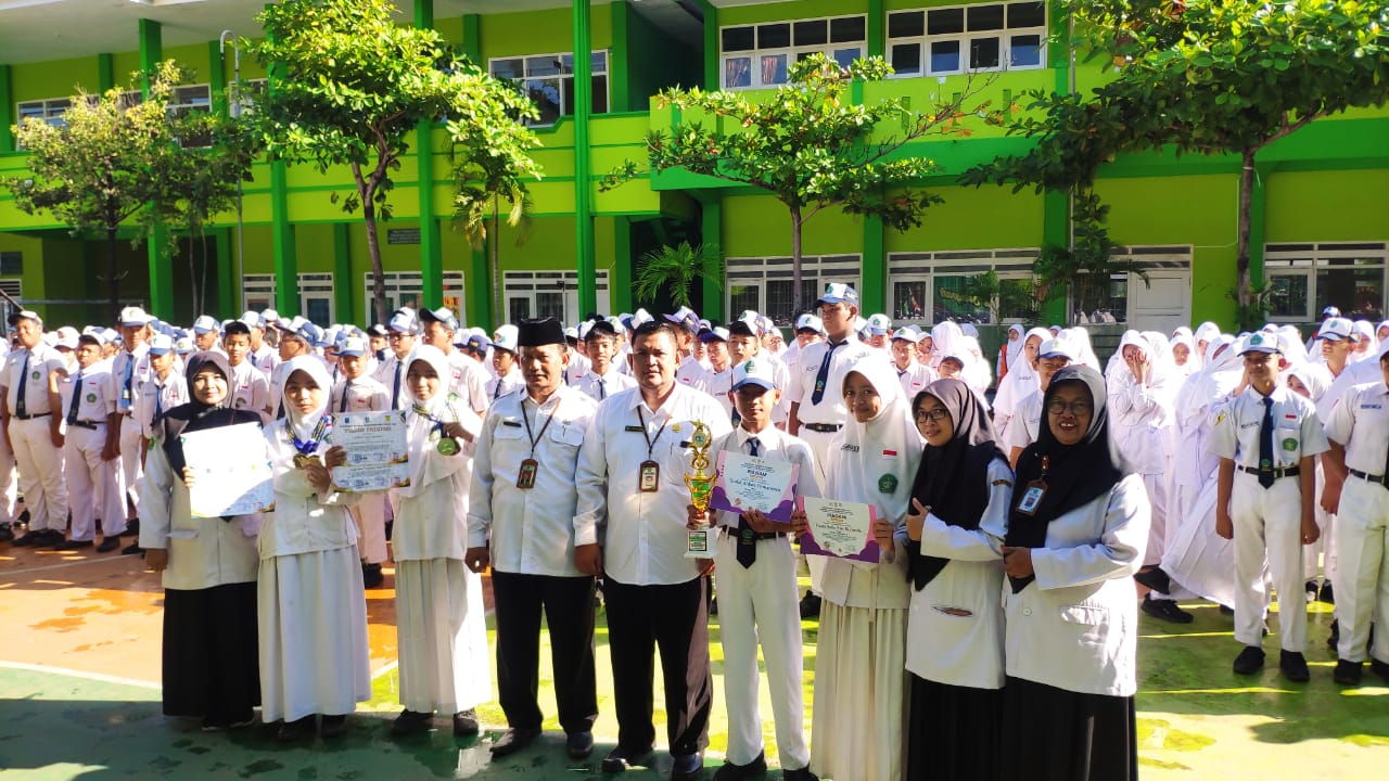 Serahkan penghargaan Tingkat Nasional dan Provinsi, Kepala MTsN 1 Pasuruan Berharap Menjadi Pelecut Bagi Siswa Lainnya