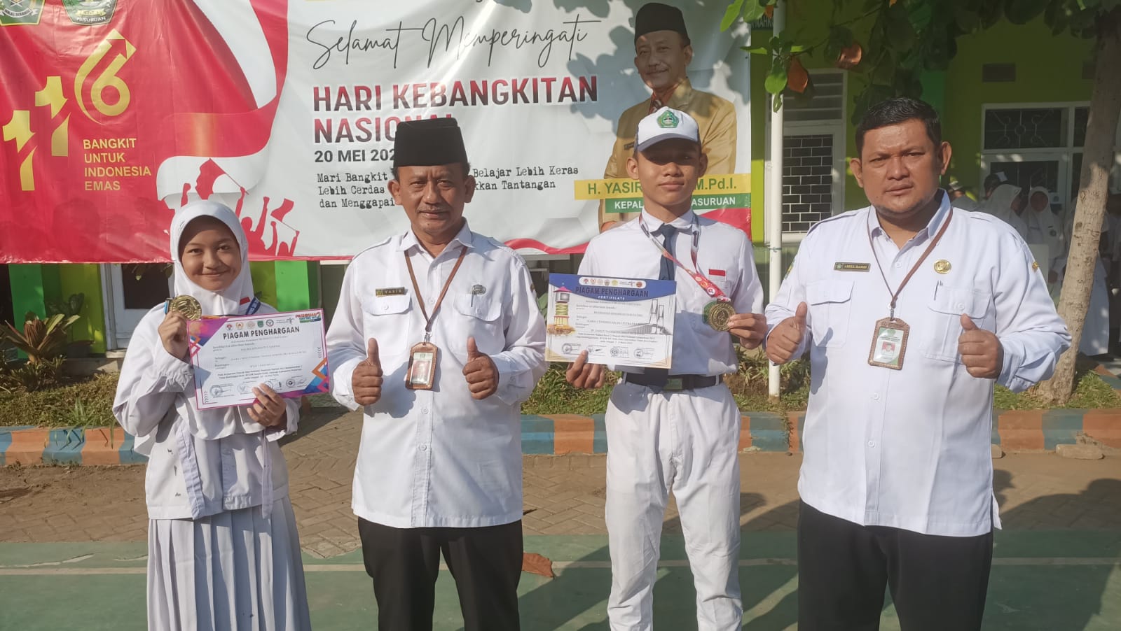 Momen upacara Bendera, Kamad Serahkan Sejumlah prestasi siswa MTsN 1 Pasuruan.