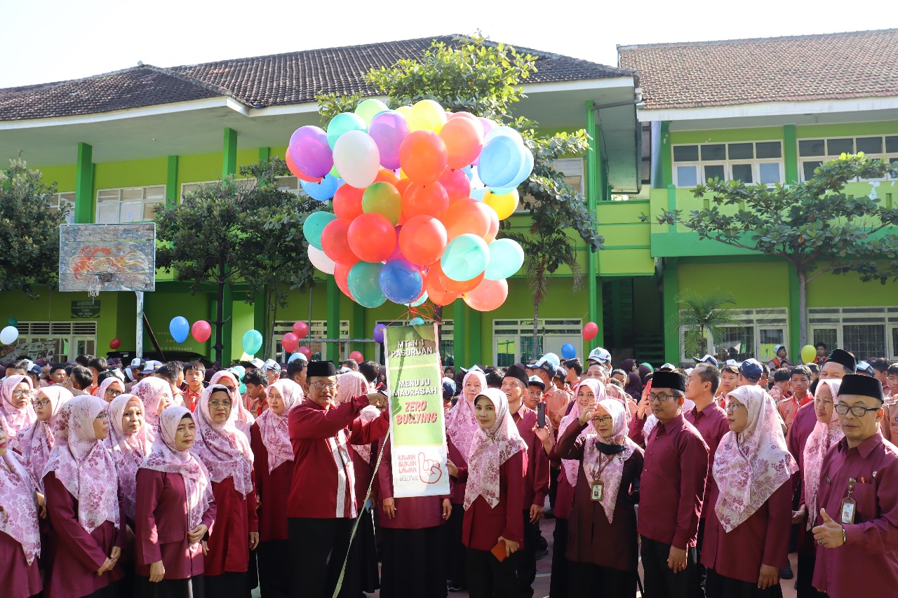 Deklarasi Madrasah Menuju Zero Bulliying dan Pelepasan Balon Warnai Penutupan MATSAMA  MTsN 1 Pasuruan