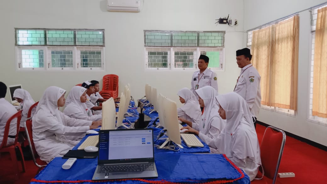 Kasi Pendma Monev Pelaksanaan ANBK di MTsN 1 Pasuruan