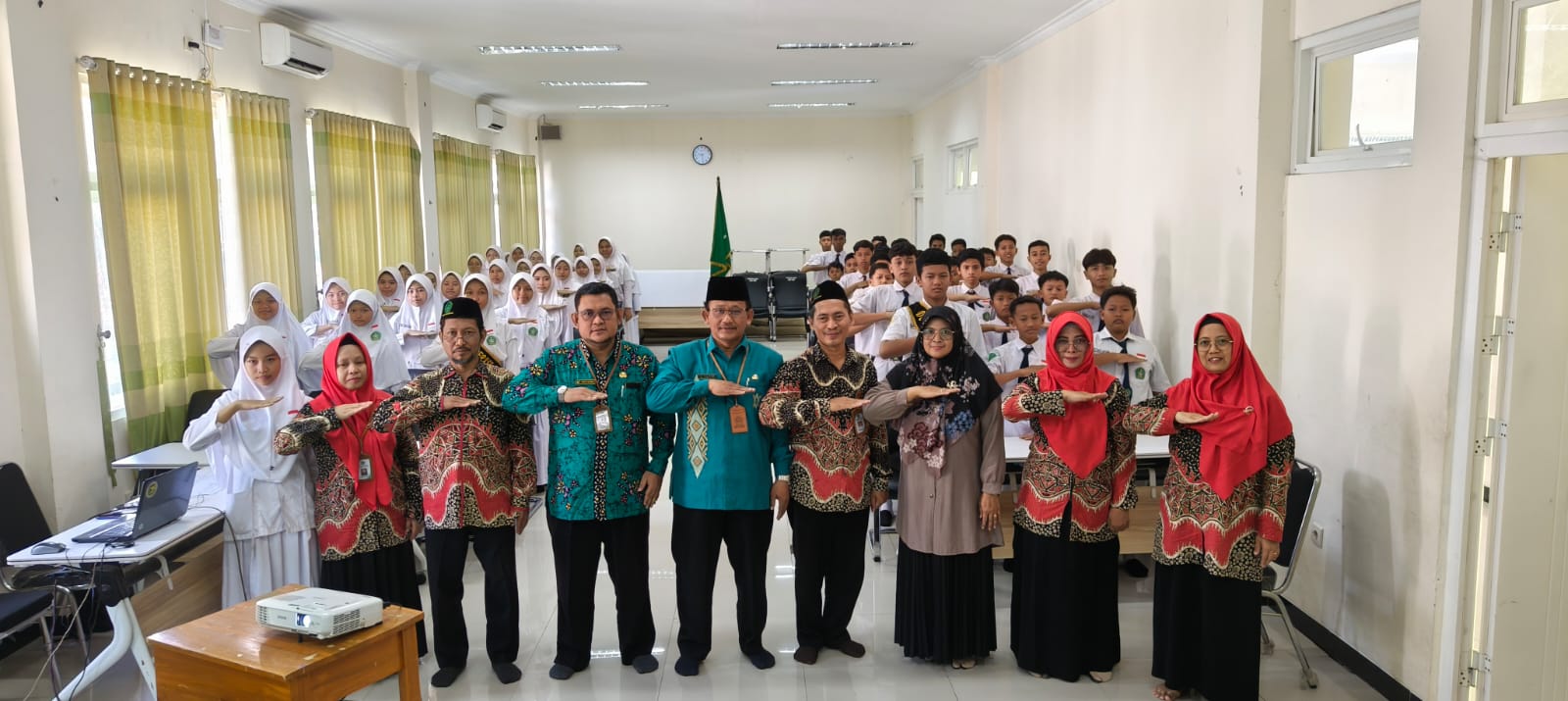 Wujudkan Generasi Moderat, Kamad MTsN 1 Pasuruan Lantik Duta Moderasi Beragama