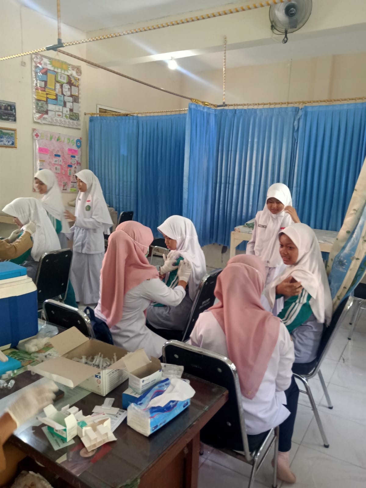 Dinas Kesehatan Puskesmas Raci Berikan Penyuluhan dan Vaksinasi HPV di MTsN 1 Pasuruan