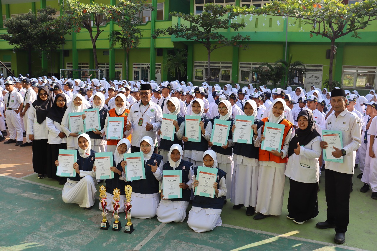 MTsN 1 Pasuruan Gelar Apel & Beri Penghargaan Siswa Berprestasi Jumbara 2025