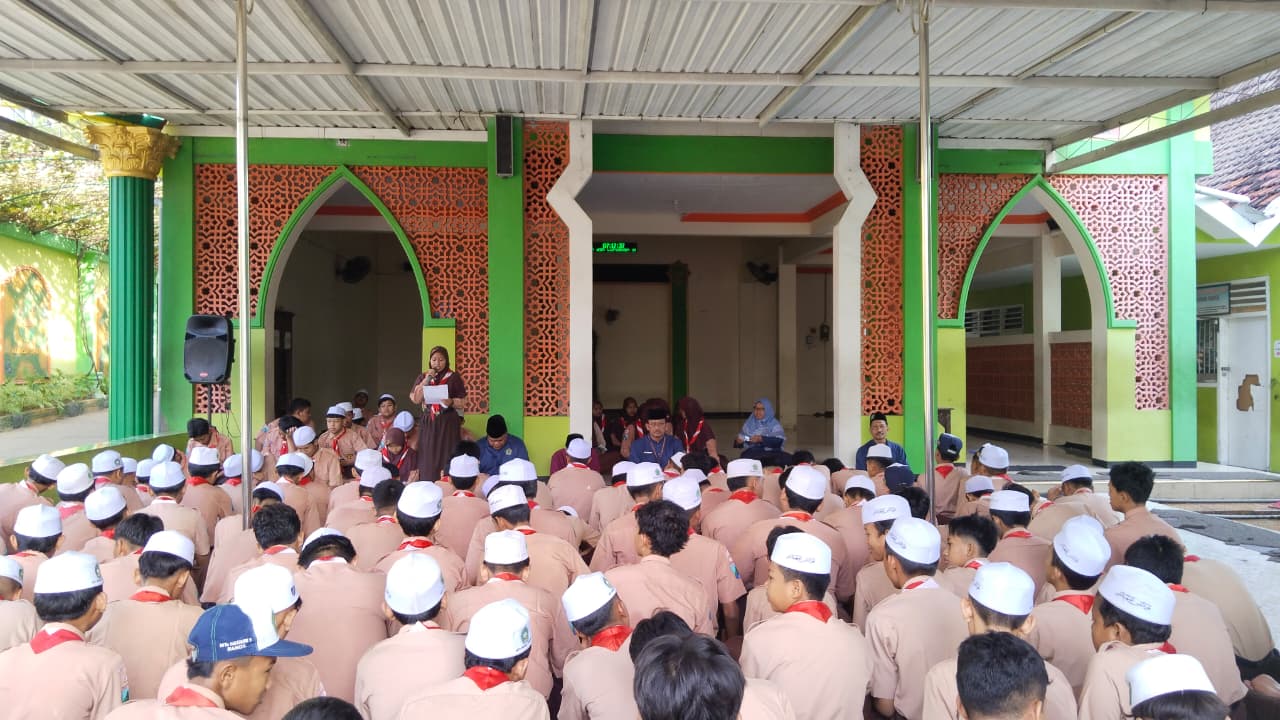 Menuju Insan Berakhlak Mulia: Istighosah Pagi di MTsN 1 Pasuruan Tekankan Pentingnya Adab dan Ilmu yang Bermanfaat