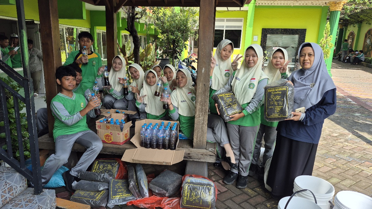ANTUSIASME TINGGI SISWA MTSN 1 PASURUAN DI HARI PERTAMA KEGIATAN KOKURIKULER : KETERAMPILAN MEMBUAT BATIK CELUP IKAT DAN PEMBUATAN KOMPOS